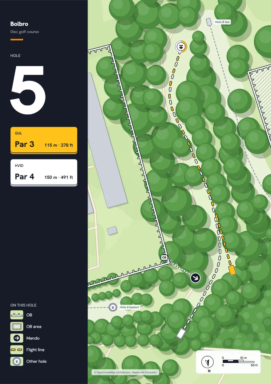 Tee-skilt til hul 5 på Bolbro: par 3 på 115 m fra gul og par 4 på 150 m fra hvid, OB, et OB-område og en mando.