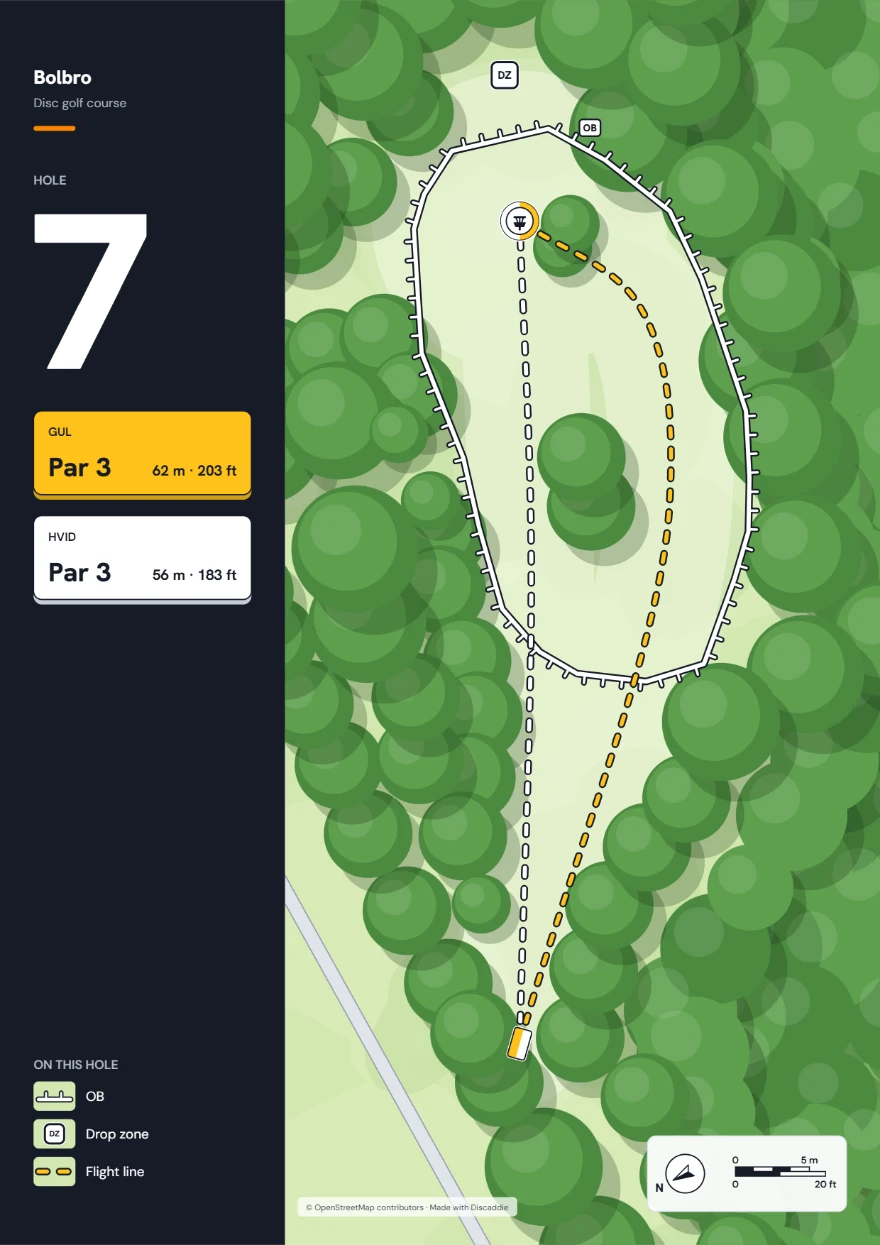 Tee-skilt til hul 7 på Bolbro: par 3, 62 m gul og 56 m hvid, et OB-område omkring kurven og en droppezone.