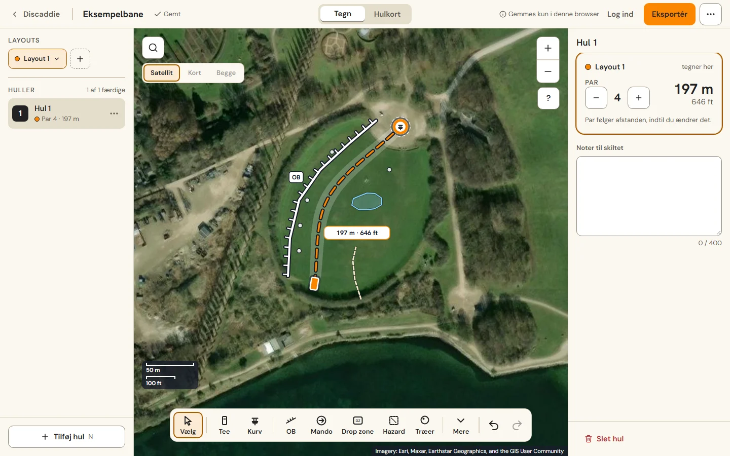 Discaddie Banedesigner på et satellitkort: ét hul tegnet med tee, kurv, en bøjet flugtlinje, en OB-linje og en dam. 197 m, par 4.
